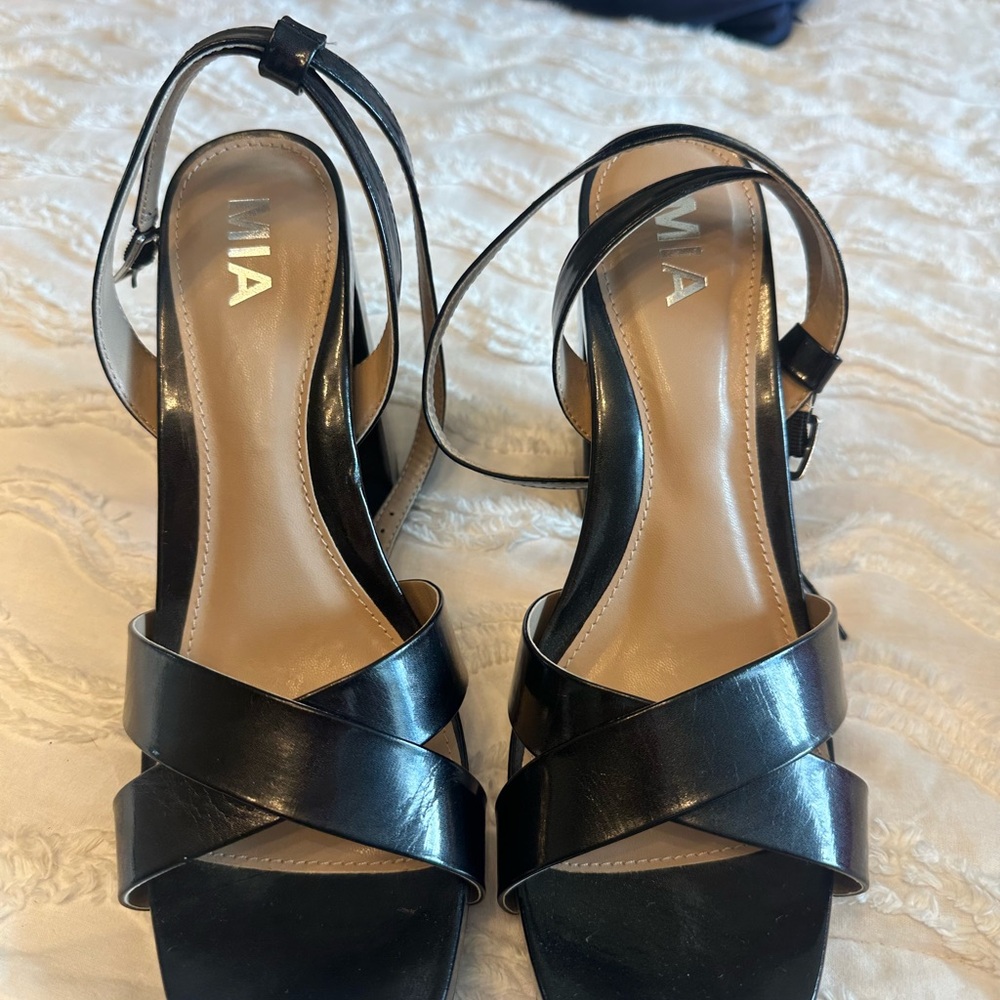 NEW! MIA Women's Black Cross-Strap Sandals